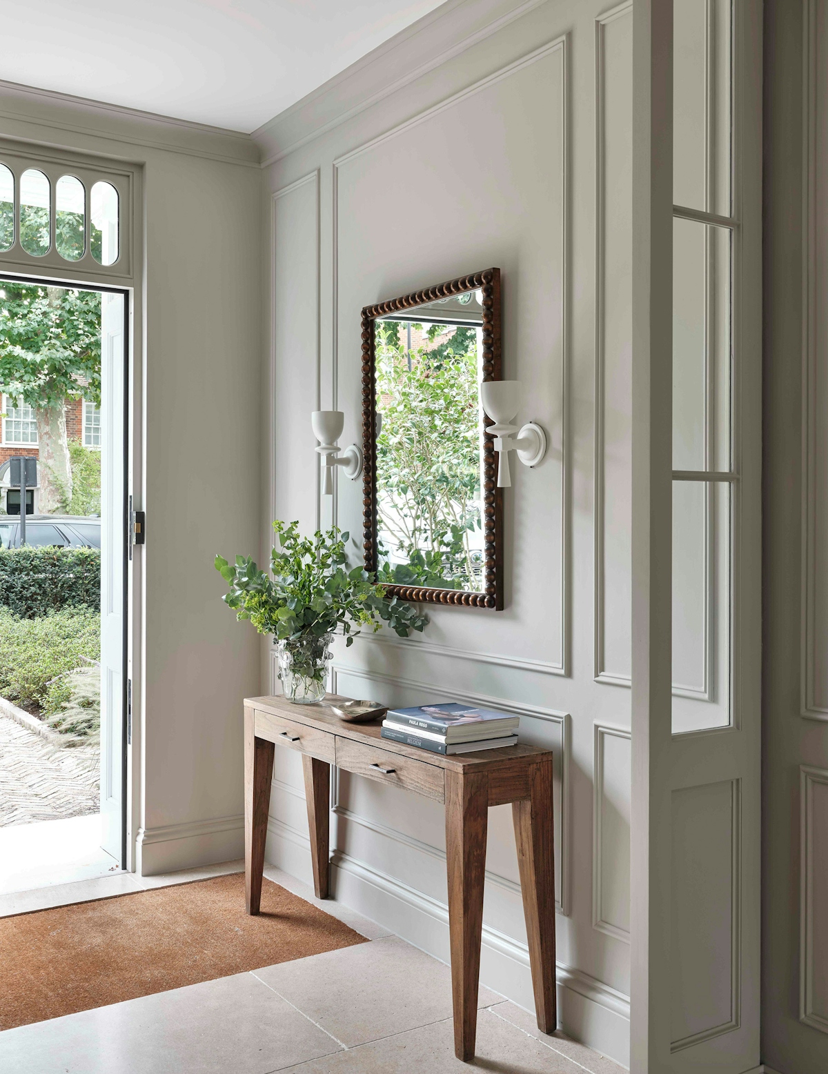 8 Essential Tips for Designing the Perfect Entryway | LuxDeco.com | De Rosee Sa